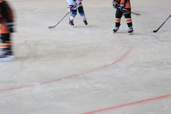 冰上的年轻曲棍球运动员 — 图库照片