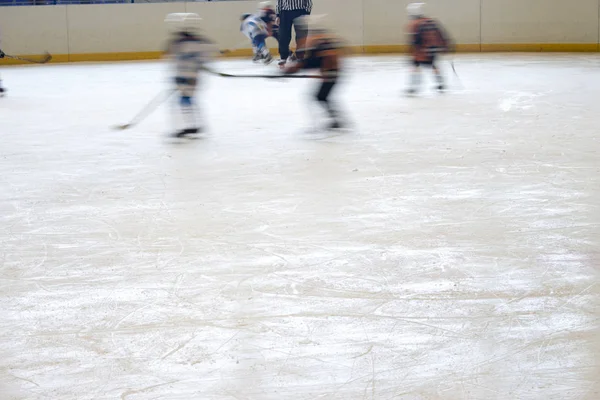 Young hockey players on the ice — Stock Photo, Image