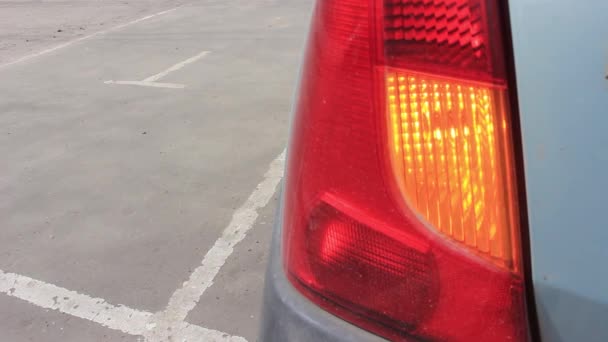 Luz trasera de la señal de giro del coche — Vídeos de Stock