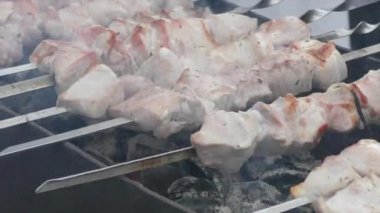 kömürlerin üzerinde et pişirme