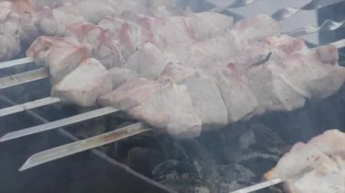 kömürlerin üzerinde et pişirme