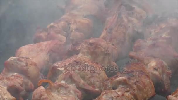 Cocinar carne sobre el carbón — Vídeo de stock