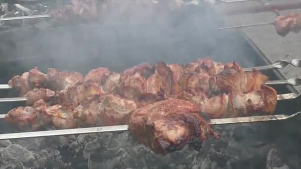 Приготовление мяса на угле — стоковое видео