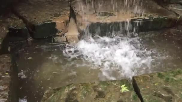 Córrego Água Corre Uma Cachoeira Montanha Uma Tigela Pedra Câmera — Vídeo de Stock