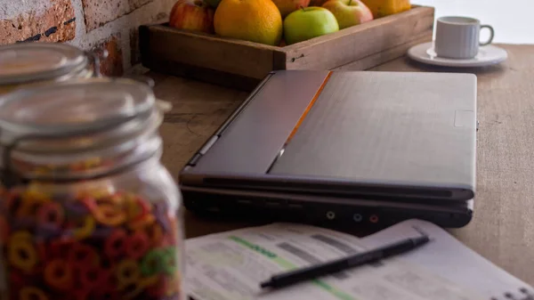 Closed Laptop Table Homeoffice — Stock Photo, Image