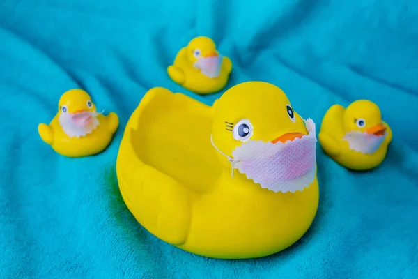 Patitos Goma Con Mascarilla Primer Plano —  Fotos de Stock