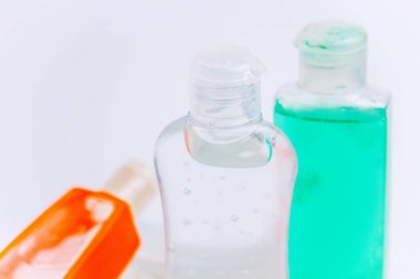 çeşitli boyutlarda cep alkolü şişeleri - yakın plan