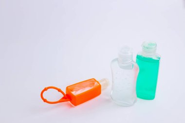 çeşitli boyutlarda cep alkol şişeleri