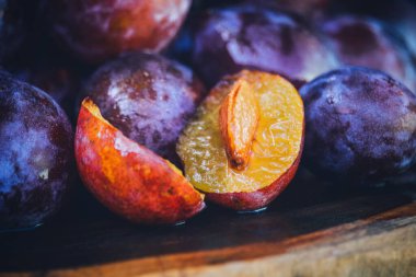 Koyu arkaplanda taze organik erikler - dilimlenmiş