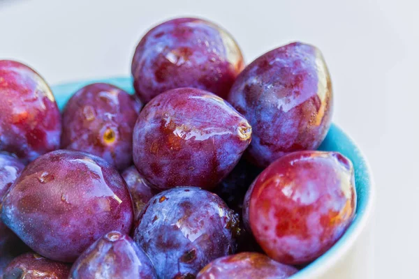 Skål Med Färska Ekologiska Plommon Droppar — Stockfoto