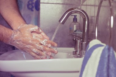 Adam ellerini sabun ve suyla yıkıyor - antika - parmaklar