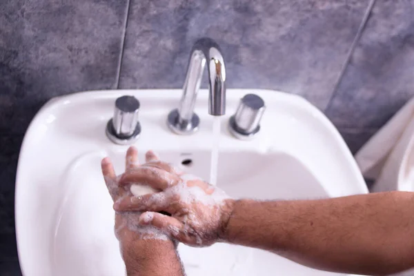 Чоловік Миє Руки Нейтральним Милом Водою Пінопласт — стокове фото