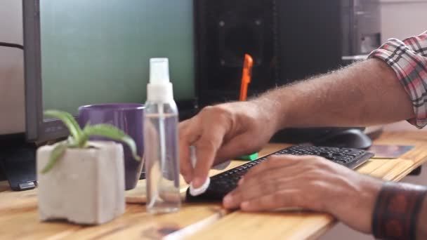 Uomo Che Disinfetta Una Tastiera Con Alcool Homeoffice — Video Stock