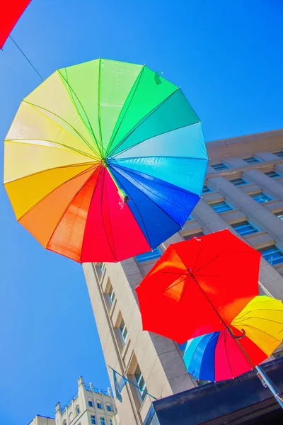 Parapluie Multicolore Volant Dans Une Ville Ciel — Photo
