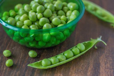 Yeşil plastik kasede organik bezelyeler - makro