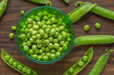 Yeşil plastik kasede organik bezelyeler - yakın çekim