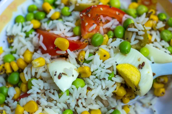 Salad Nasi Tomat Kacang Polong Dan Telur Overhead — Stok Foto