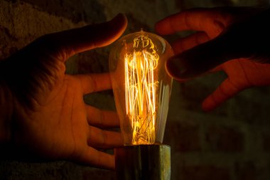 Bir sonraki vintage kablo lambasının etrafındaki eller - yakın plan