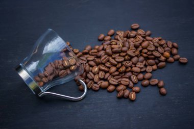 Kahve çekirdekli kahve, sade dökülmüş.