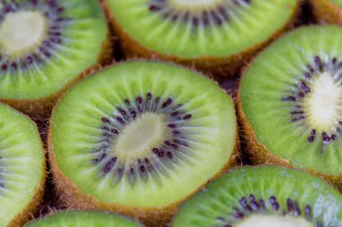 kivi yeşil arkaplanda dilimler - makro