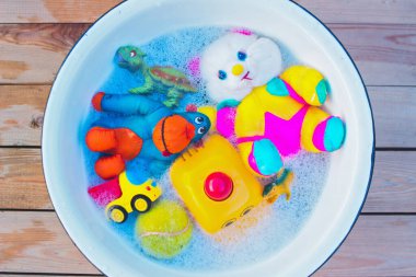 Çeşitli oyuncakları sabun ve suyla yıkamak onları dezenfekte etmek için.
