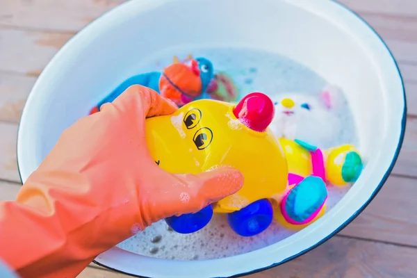 Lave Voiture Jouet Avec Savon Eau Pour Désinfecter Top Photos De Stock Libres De Droits