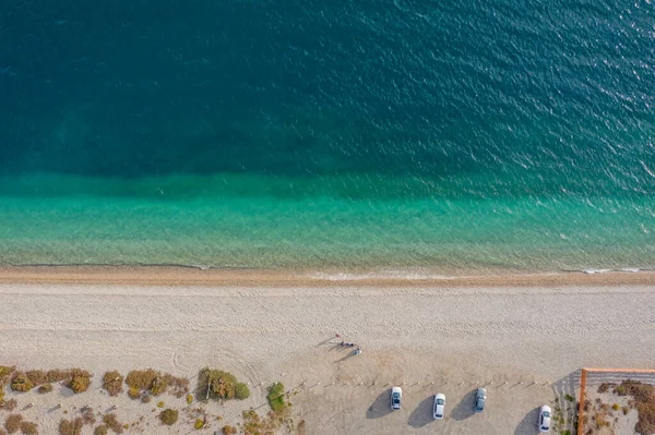 Paradisial suyun renkleriyle sahil manzarası.