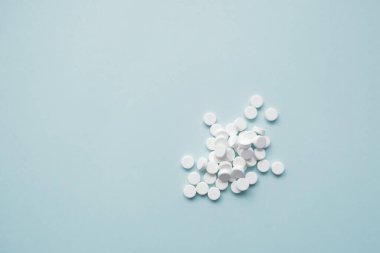 Hafif arkaplanda bir sürü beyaz hap