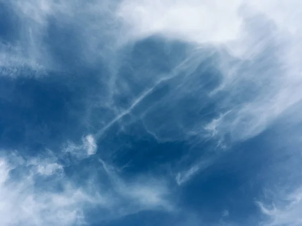 Beautiful blue sky and fluffy white clouds — Stock Photo, Image