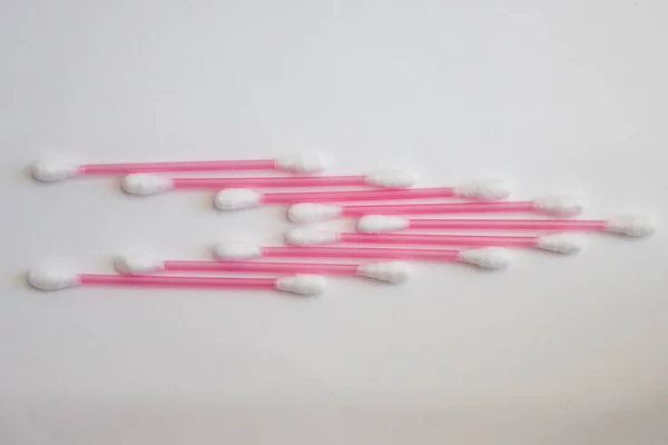 Boutons de coton, un ensemble de bâtons cosmétiques sur un fond blanc — Photo