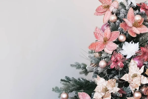 Brinquedos de Natal e bolas brancas em uma árvore de Natal — Fotografia de Stock