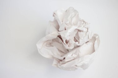 Beyaz arka planda buruşmuş kağıt.