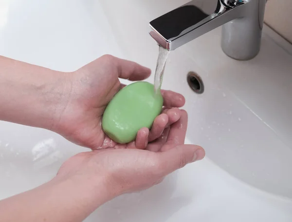 Lavage des mains comme prévention des maladies, propreté et hygiène — Photo