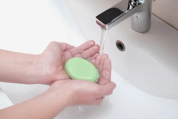 Lavage des mains comme prévention des maladies, propreté et hygiène — Photo