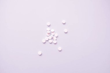 Hafif arkaplanda bir sürü beyaz hap