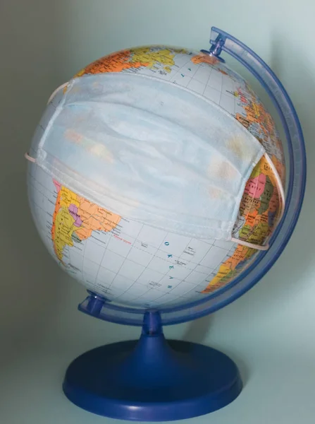 Ochronna maska medyczna na globusie zbliżenie — Zdjęcie stockowe