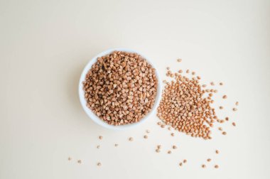 Bir fincanda çiğ karabuğday, sağlıklı yiyecek.