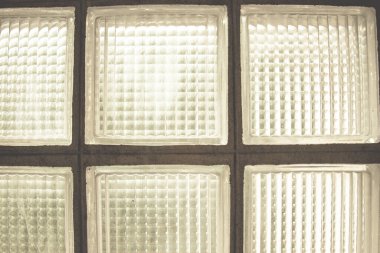 Bu duvar cam tuğlalardan yapılmıştır..