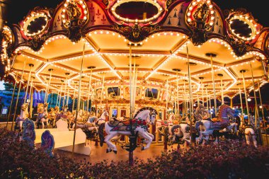 Hong Kong Disneyland, 21 Eylül 2015. Hong Kong Disneyland 'daki atlıkarıncaların dönüşü..
