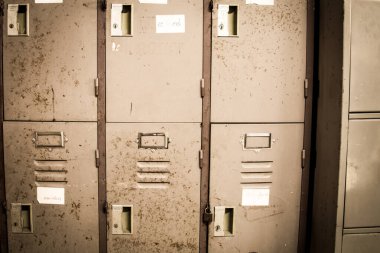 Bu eski dolap başka bir dosya dolabının yanına yerleştirilmiş..