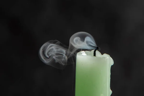 Kihalt Fény Zöld Gyertya Látványos Elvont Füst Fekete Háttér — Stock Fotó