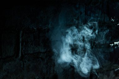 Klasik koyu mavi duman, siyah arka planda izole edilmiş. Duman görüntüsü hayalet gibidir. Gizemli.