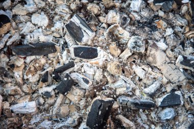 Kızartma tavasında pişirmek için kızgın kömür ve alev parçaları. Yanan kömürlerin soyut arkaplanı. doku.