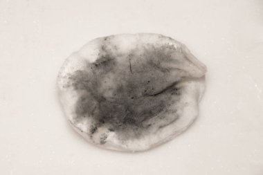 Arka planda kirli makyaj temizleyicisi izole edilmiş pamuk bezi paketi.