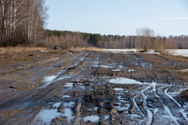 Çukurları ve çukurları olan hasarlı bir yol. Korkunç yol yapım teknolojisi. Sayısız tehlikeli başarısızlık..