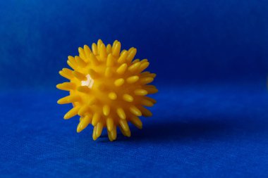 Masaj için sarı top ve mavi arka planda rahatlama. Bir bakteri ya da virüse çok benziyor..