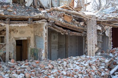 Eski binanın sökülmesi, duvarın ve çatının olmadığı bir bina ikinci kat, bir sürü tuğla ve çöp..