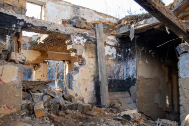 Eski evin tavanı çökmüş ahşap zeminler. Tsunami, deprem ya da yaşlılık sonrası duvarlar ve tavan olmadan ikinci kat..