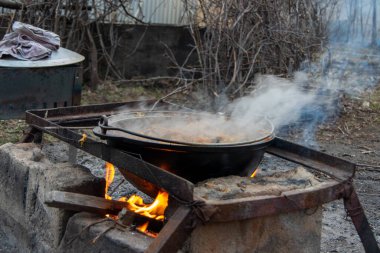 Kazıkta bir kazanda yemek pişirmek. Yemek dışarıda. Doğadaki yaşam.