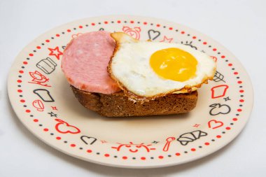 Lezzetli, hafif bir kahvaltı için jambonlu sandviç ve çırpılmış yumurta. Geleneksel ev yapımı kahvaltı yemekleri. Yukarıdan görüntüle
